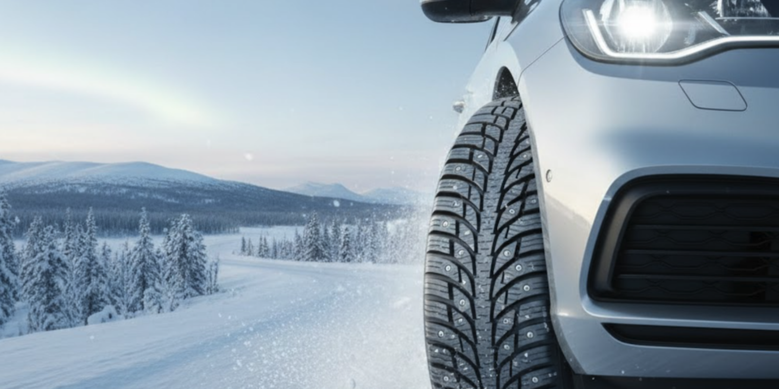 Närbild på ett Michelin vinterdäck med tydligt mönster och dubbar som kör på en snötäckt väg i Sverige. Bilden illustrerar säkerhet och grepp vid vinterväglag. Närbild på ett Michelin vinterdäck med tydligt mönster och dubbar som kör på en snötäckt väg i Sverige. Bilden illustrerar säkerhet och grepp vid vinterväglag.