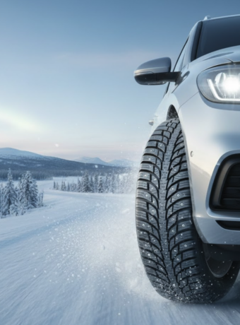 Närbild på ett Michelin vinterdäck med tydligt mönster och dubbar som kör på en snötäckt väg i Sverige. Bilden illustrerar säkerhet och grepp vid vinterväglag. Närbild på ett Michelin vinterdäck med tydligt mönster och dubbar som kör på en snötäckt väg i Sverige. Bilden illustrerar säkerhet och grepp vid vinterväglag.